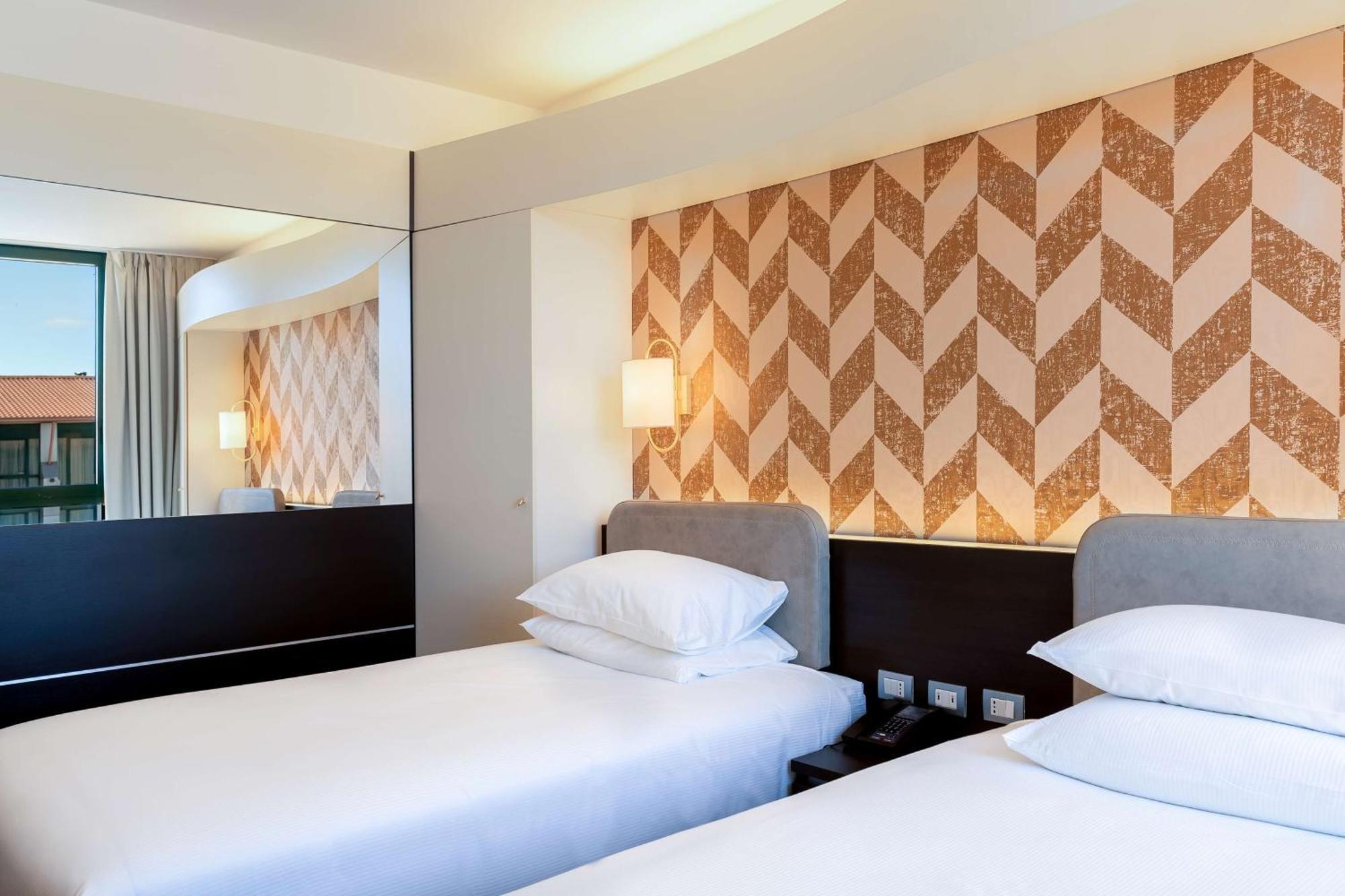 Doubletree By Hilton Milan Malpensa Solbiate Olona Hotell Exteriör bild