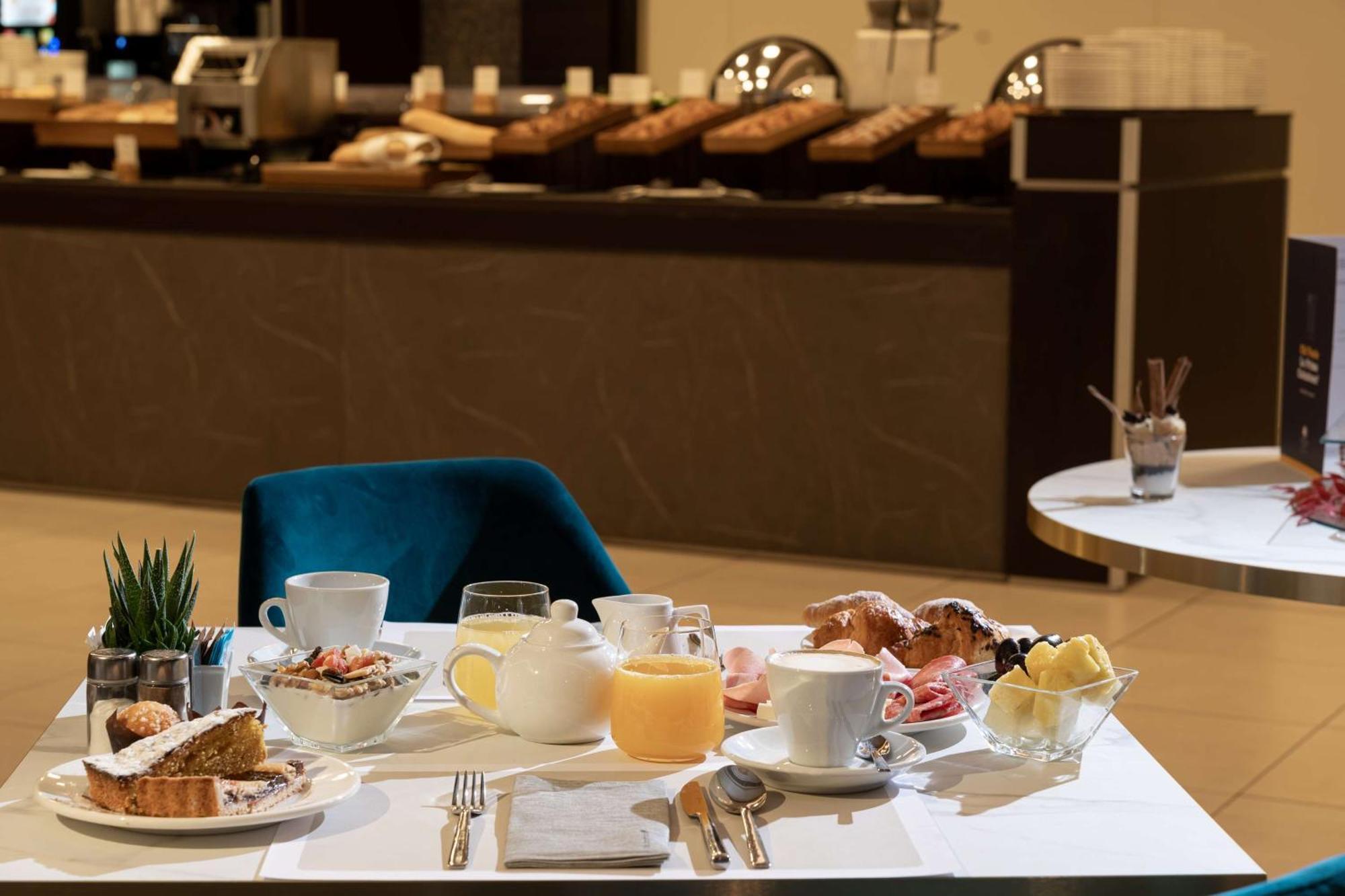Doubletree By Hilton Milan Malpensa Solbiate Olona Hotell Exteriör bild