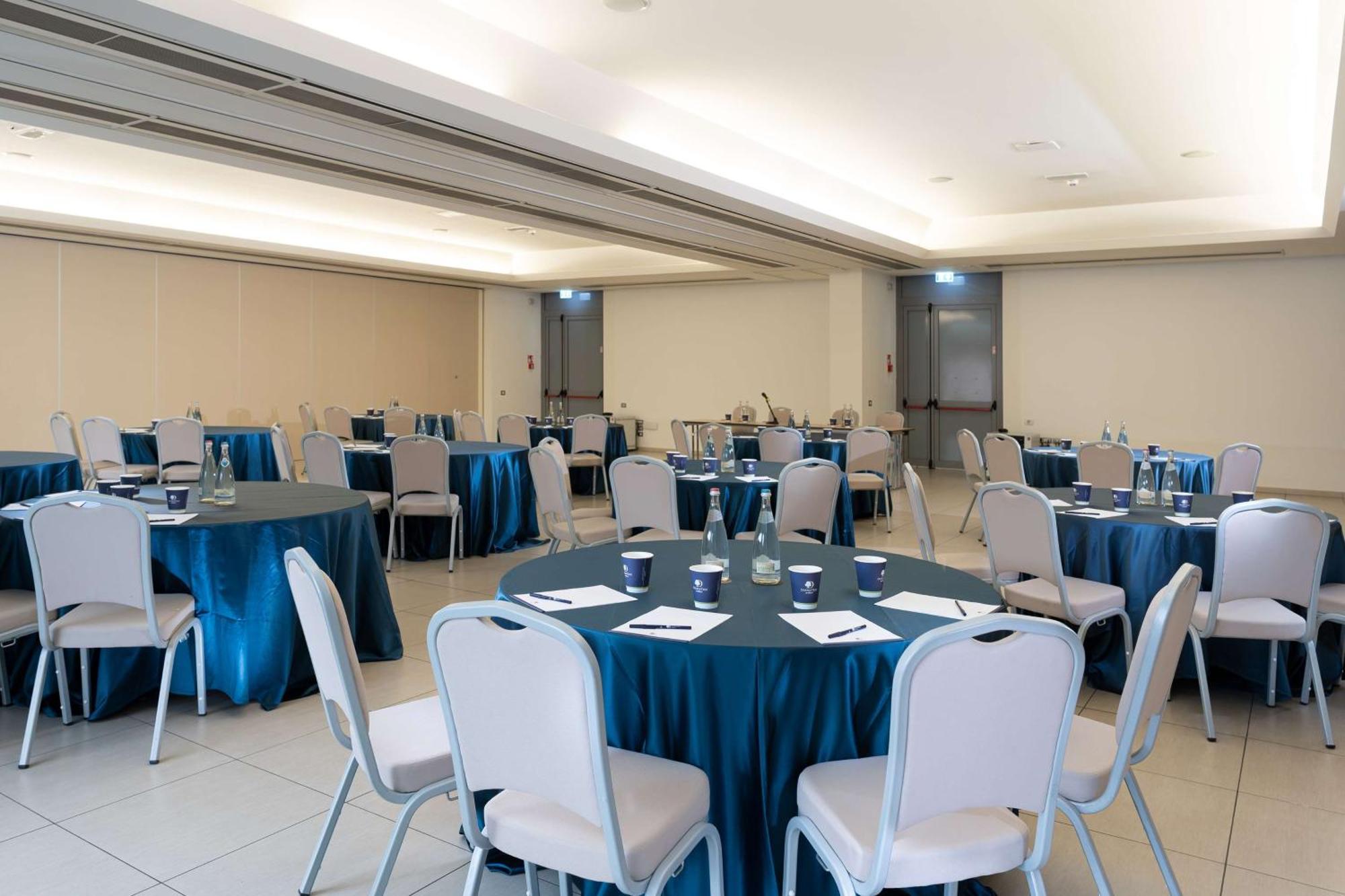 Doubletree By Hilton Milan Malpensa Solbiate Olona Hotell Exteriör bild