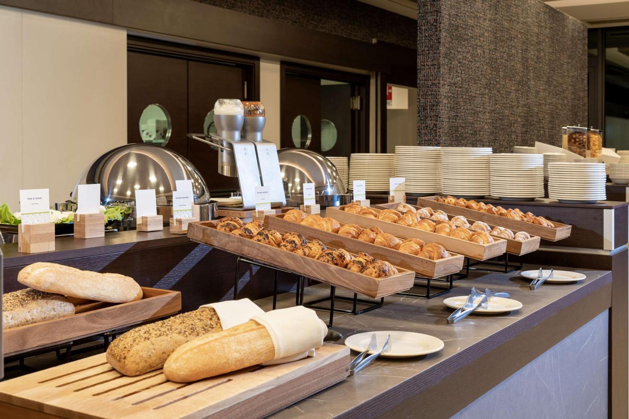Doubletree By Hilton Milan Malpensa Solbiate Olona Hotell Exteriör bild