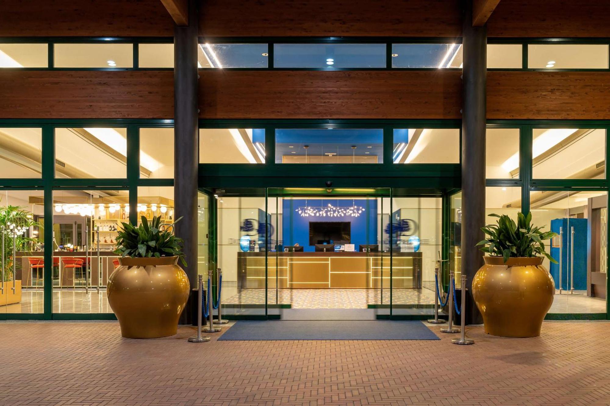 Doubletree By Hilton Milan Malpensa Solbiate Olona Hotell Exteriör bild